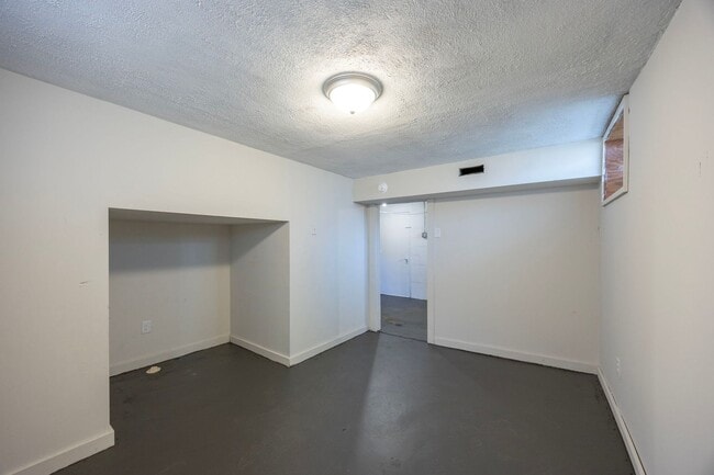 Building Photo - BRIDGETOWN - Adorable spacious 2 bed 1 bath brick ranch.