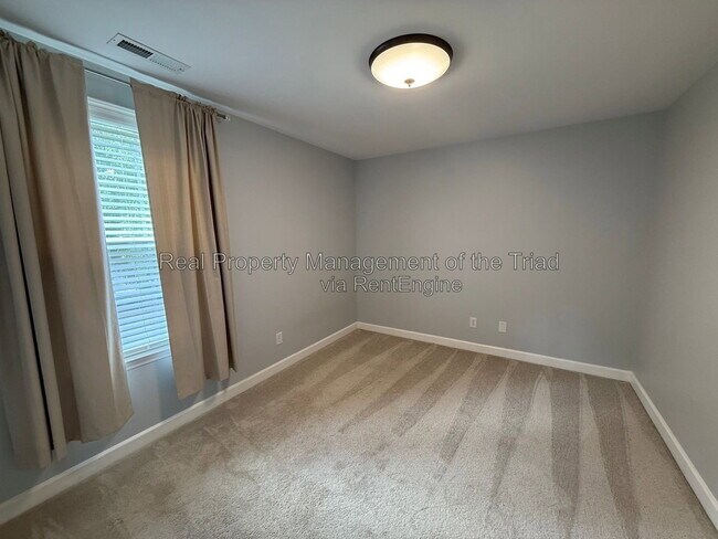 Building Photo - 2740 Bridgeport Dr