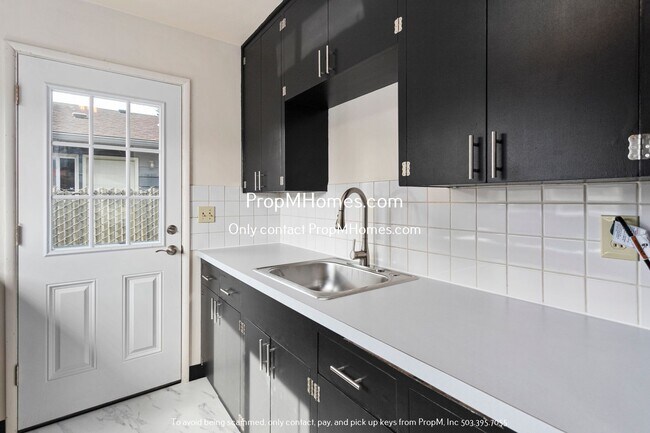 Building Photo - Move-In Special! Sleek 2BR in NE Portland ...