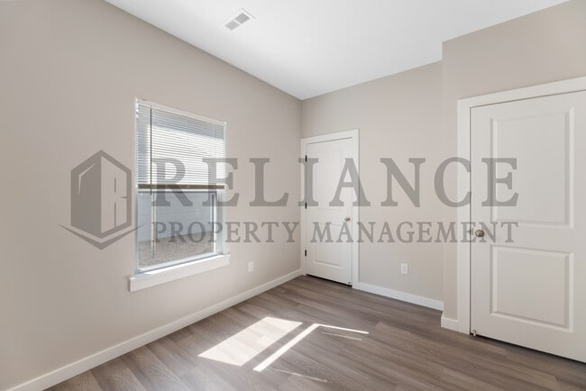 Building Photo - 5121 N Cypress St