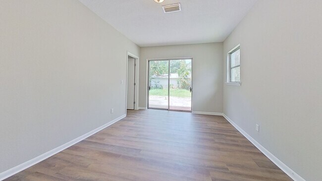 Building Photo - Beautifully Updated 4-Bedroom Home with Modern Finishes & Spacious Backyard