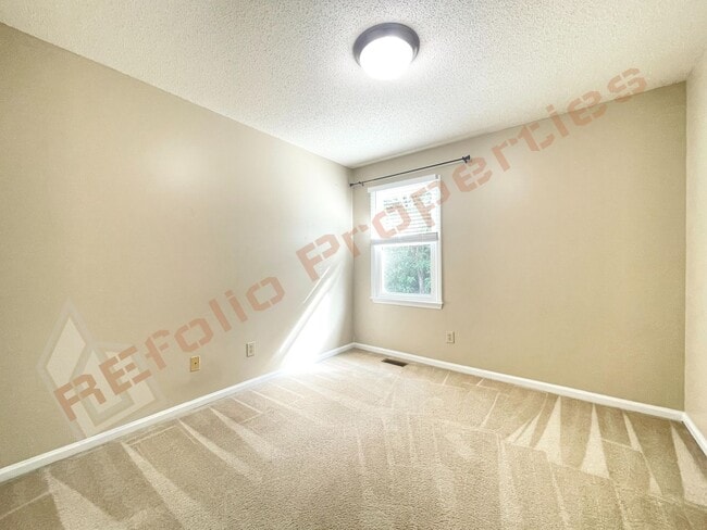 Building Photo - Cozy 3 Bedroom 2.5 Bath End unit Townhome ...