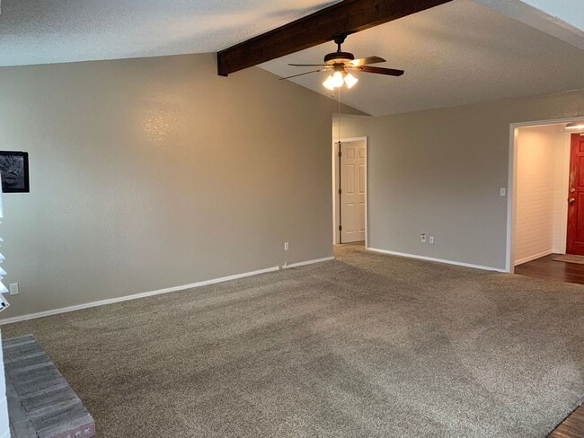 Building Photo - This super cute home features a beautiful ...