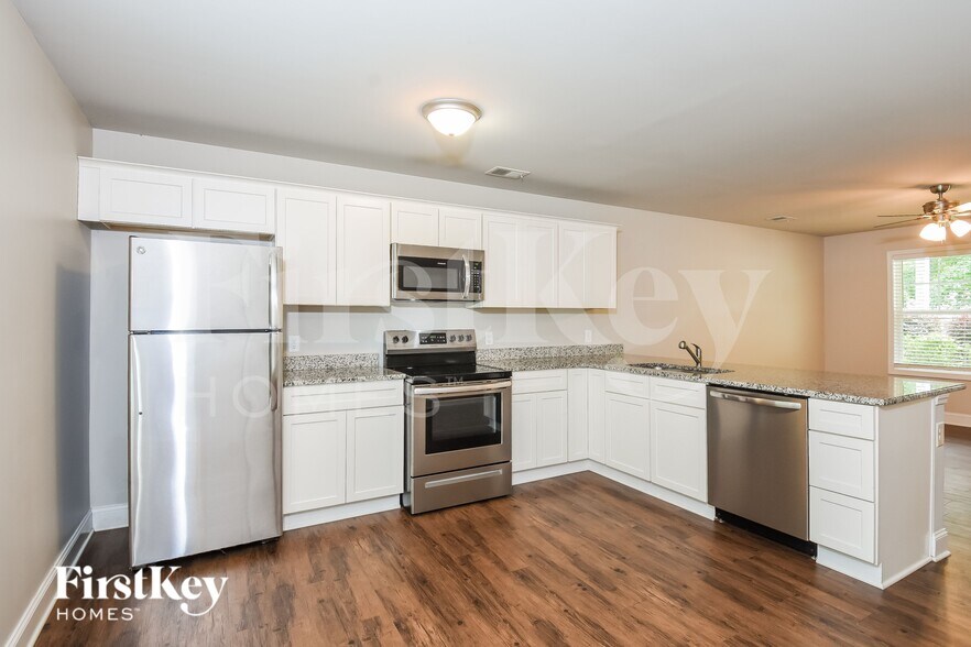 Building Photo - 2520 Belaire Dr