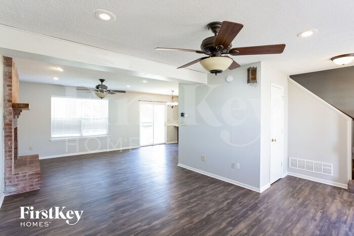 Building Photo - 18009 Sanibel Cir