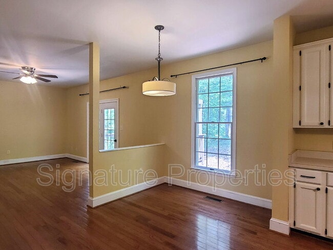 Building Photo - 105 Oakwood Dr