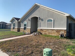 Building Photo - Updated 2015 home in Flour Bluff school di...