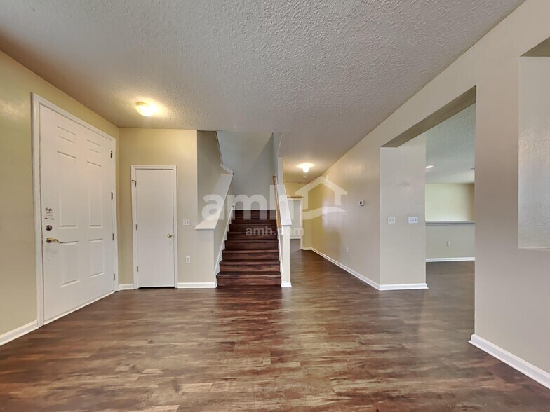 Building Photo - 11293 Justin Oaks Dr N