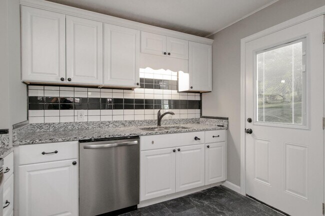 Building Photo - 690 North Dr