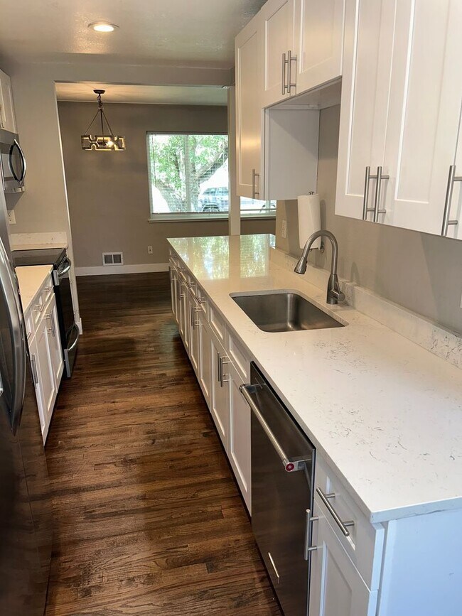 Building Photo - Updated 4 Bed Home with Finished Basement, Central A/C & Fenced Yard in Lakewood!