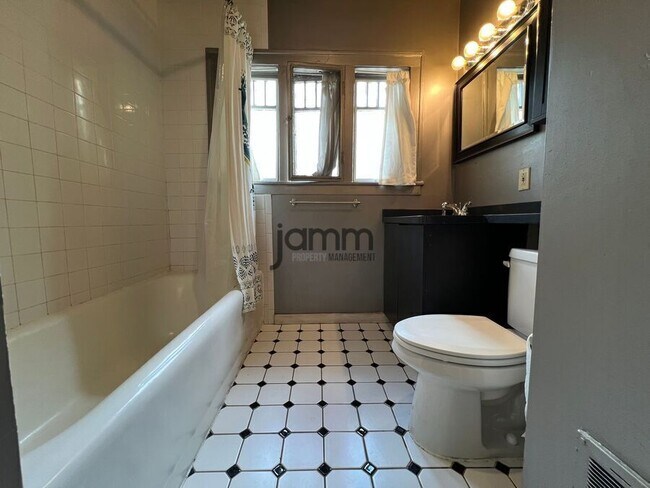 Building Photo - 3232 Clarendon Rd