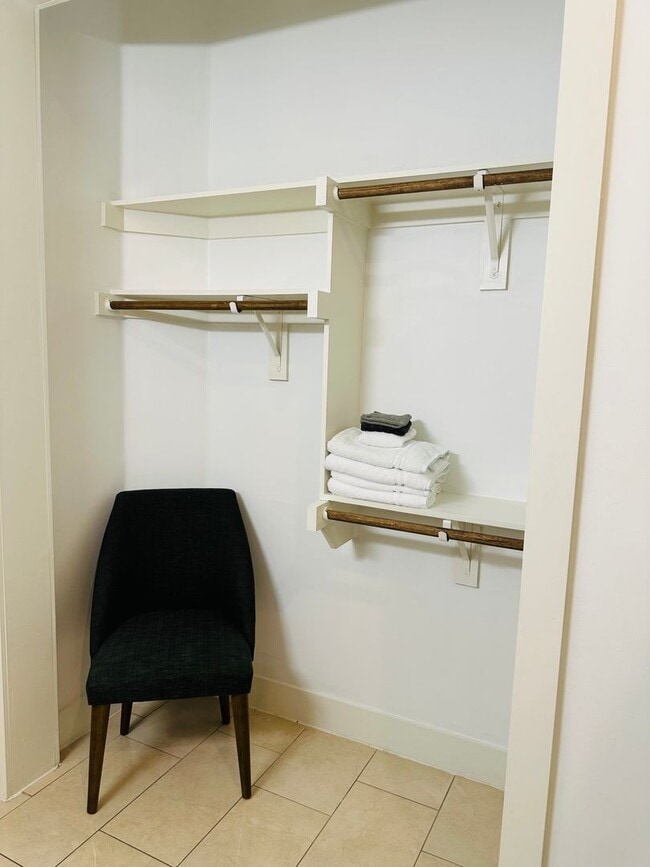 Building Photo - Modern 1 Bedroom in The Cedars