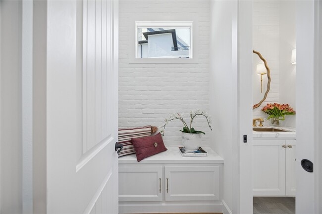 Building Photo - 2031 Sheridan St