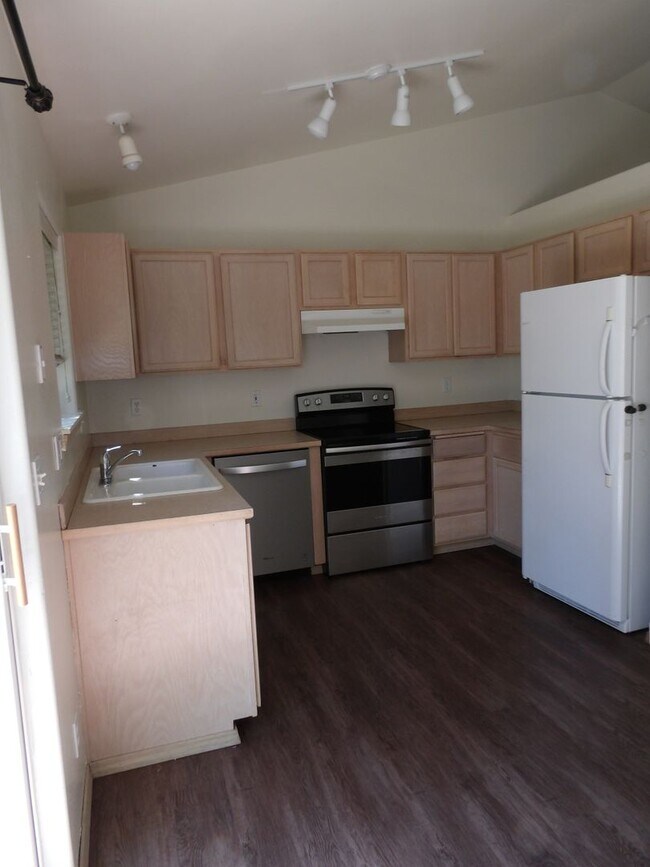 Building Photo - Home in CDA Place!