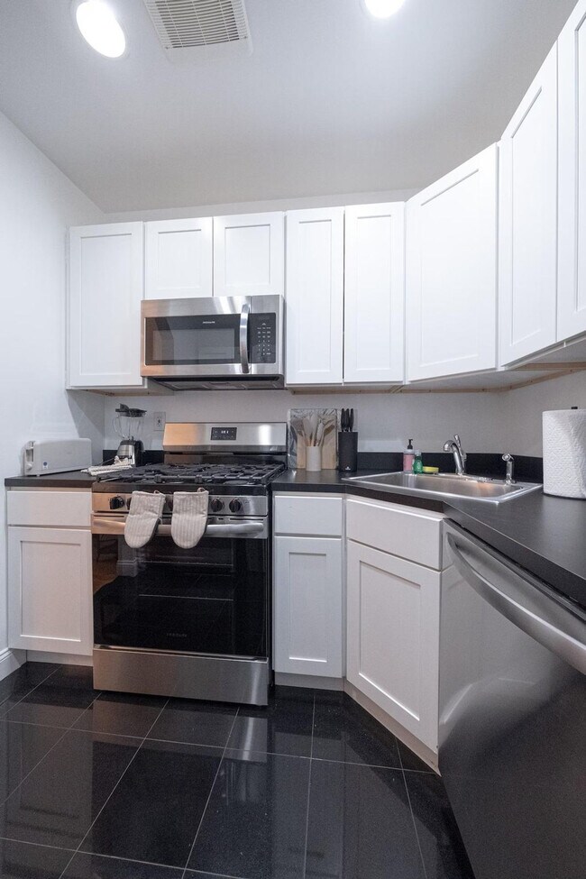 Building Photo - 302 E 104th St