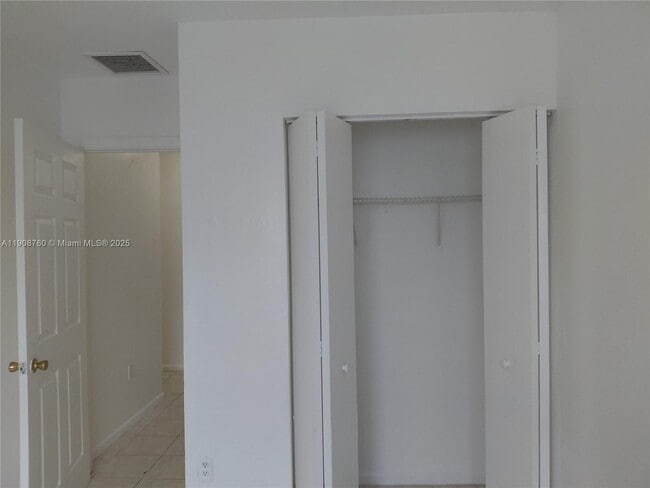 Building Photo - 13950 NE 2nd Ave