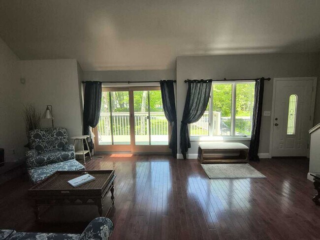 Building Photo - 421 E Hyerdale Dr