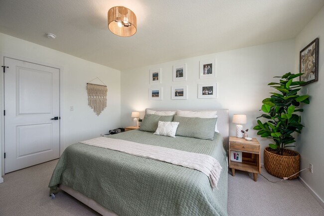 Building Photo - Freshly Updated 3Bed Home: Community Pool ...