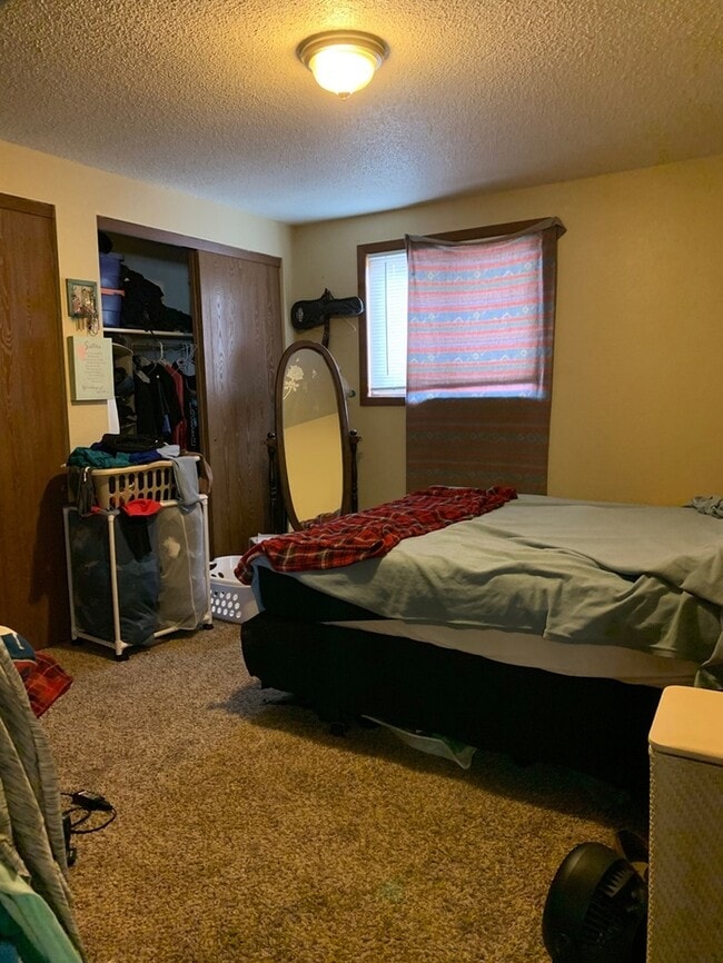 Building Photo - Water/Sewer/Trash Included - Large Two Bedroom One Bath In North Loveland! Easy Access to HWY 287!