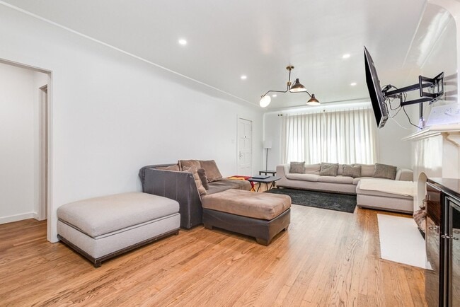 Building Photo - 4148 Normandy Ave