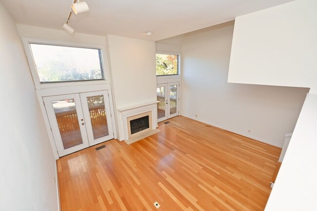 Building Photo - **PERFECTLY SITUATED TOWNHOME IN GREEN HIL...