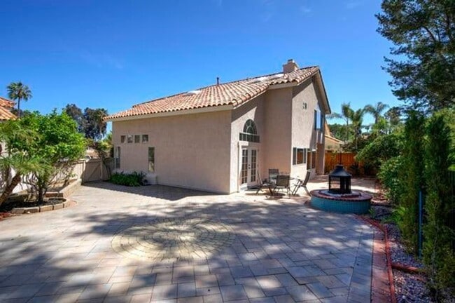 Building Photo - Beautiful 4Br/2.5Ba Home With Private Yard In Shadowridge!!