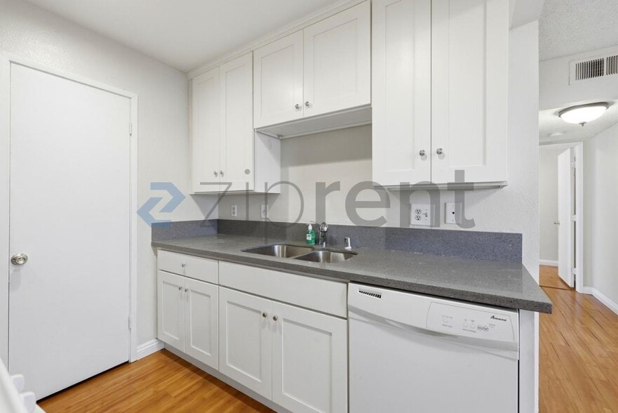 Building Photo - Unit B