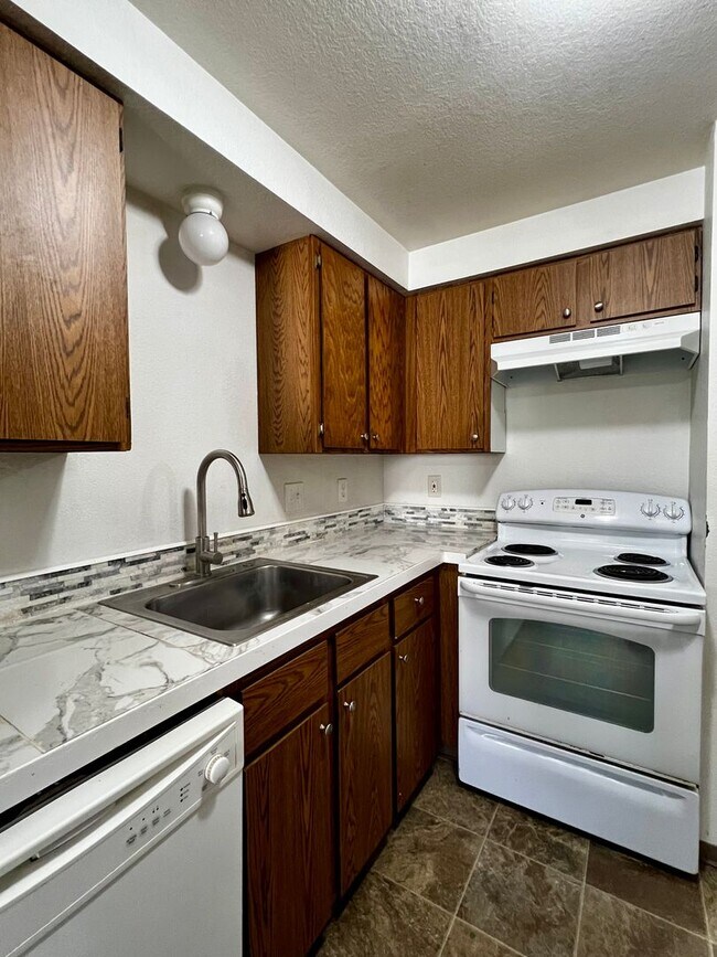 Building Photo - V1316