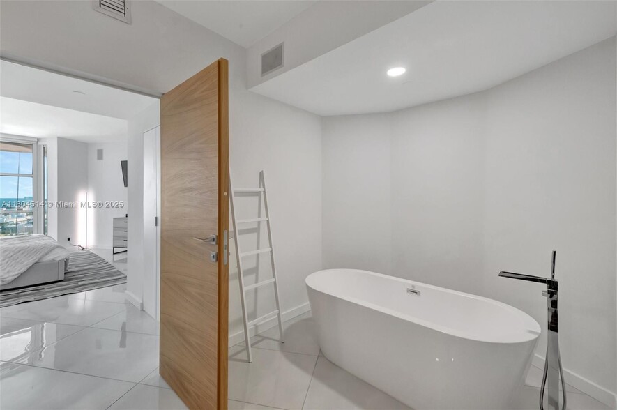 Building Photo - 300 S Pointe Dr