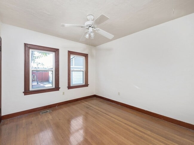 Building Photo - Beautiful Home in Quaint Neighborhood