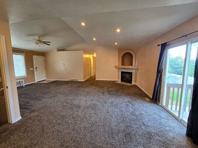 Building Photo - Spacious 5-Bedroom West Valley City Home w...