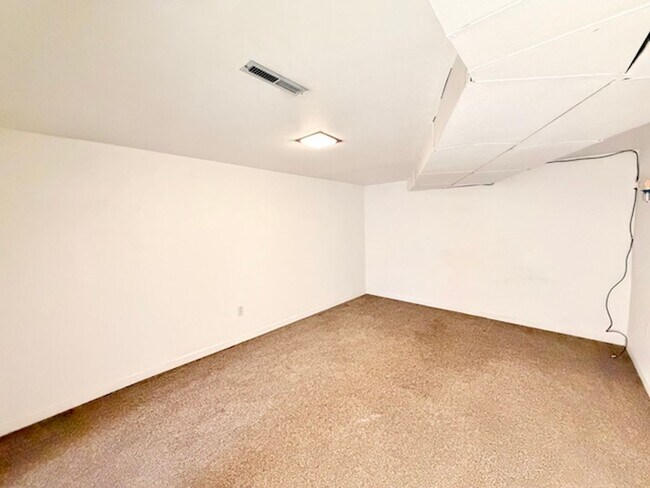 Building Photo - Ideal For Student Housing