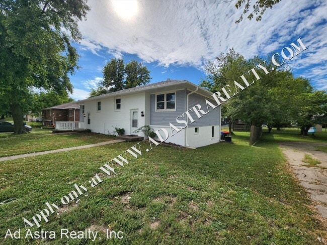 Building Photo - 2 br, 1.5 bath House - 3014 N 155th Ter.,