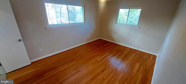 Building Photo - 9820 Inglemere Dr