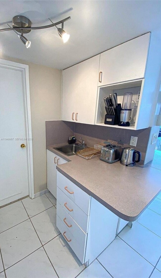 Building Photo - 5445 Collins Ave