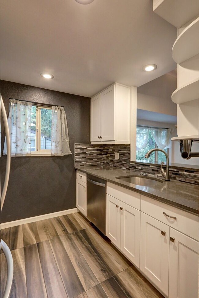 Building Photo - Large 2 Story Condo Available in Perfect Redmond Location!