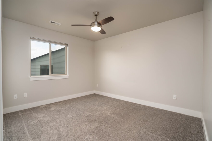 Building Photo - 1403 Happy Ln