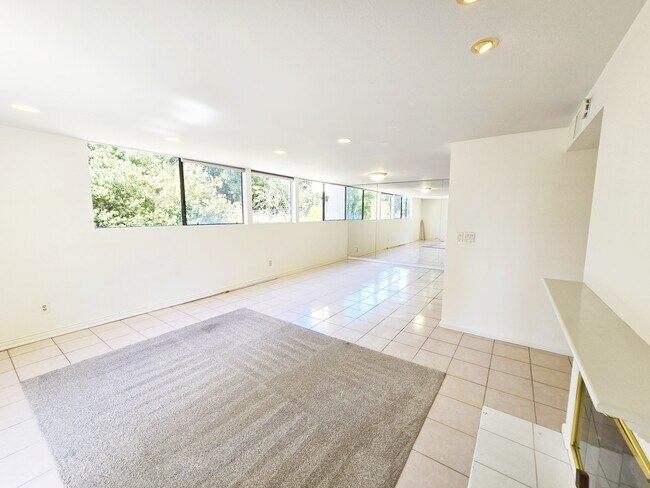 Building Photo - 2420 Torrey Pines Rd