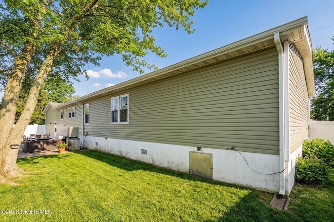 Building Photo - 616 Newport Ave