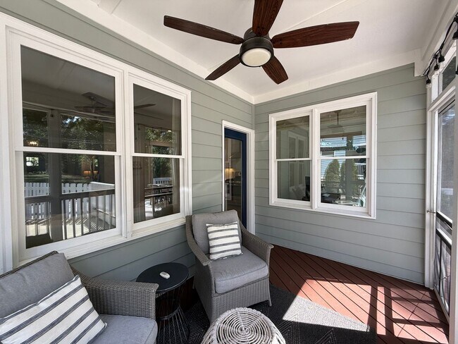 Building Photo - Stunning 3BD, 2.5BA Downtown Raleigh Home with Modern Updates, Large Fenced In Backyard, Fire Pit...