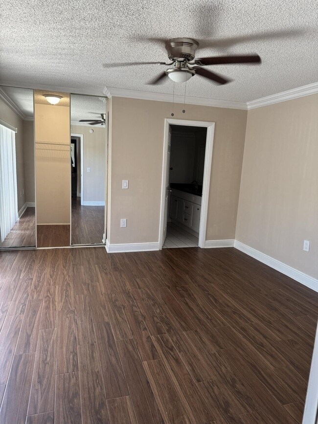 Building Photo - 915 9th Way