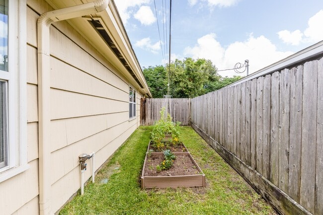 Building Photo - 8323 Lorrie Dr