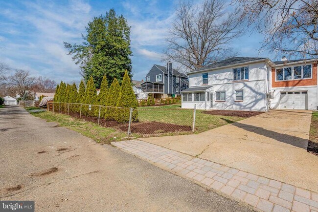 Building Photo - 871 Highland Ave