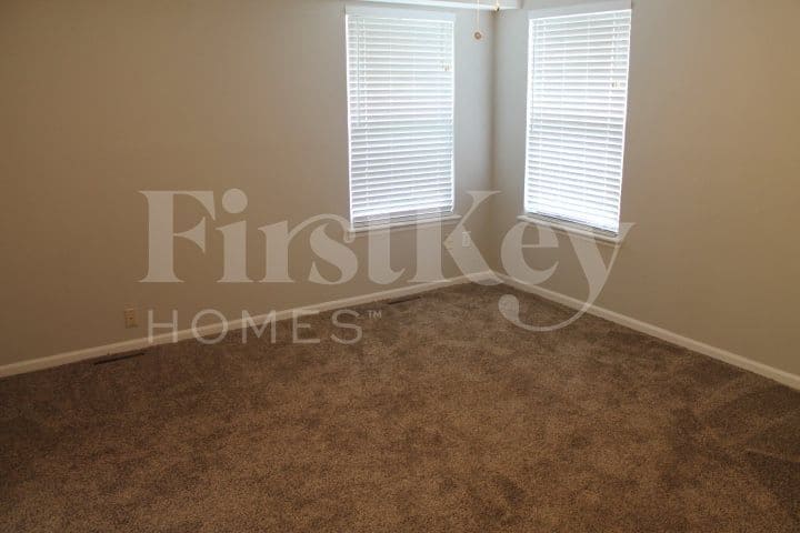 Building Photo - 619 N Crest Dr