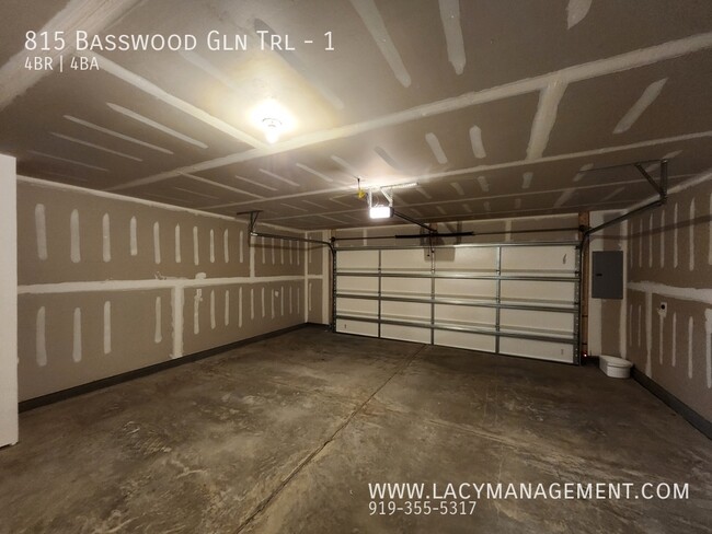 Building Photo - 815 Basswood Gln Trl