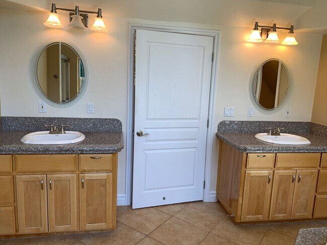 Building Photo - 5 bedroom 3 bathroom gorgeous house with v...