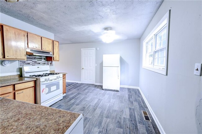 Building Photo - 5904 Heatherwood Ln