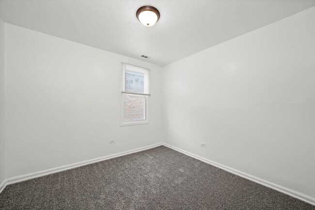 Building Photo - Newly Remodeled 4-bed 2nd-floor unit