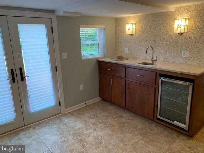 Building Photo - 1334 Mayflower Dr