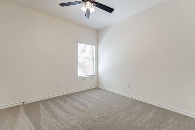 Building Photo - 3 Bedroom Townhome in Escondido - Frenship...